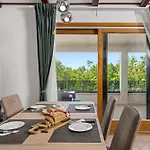 Luxury With A Swimming Pool Trget, Rasa - 23420 빌라 Trget