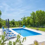 Luxury With A Swimming Pool Trget, Rasa - 23420 빌라