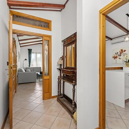 Luxury With A Swimming Pool Trget, Rasa - 23420 * Trget