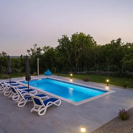 Luxury With A Swimming Pool Trget, Rasa - 23420 * Trget