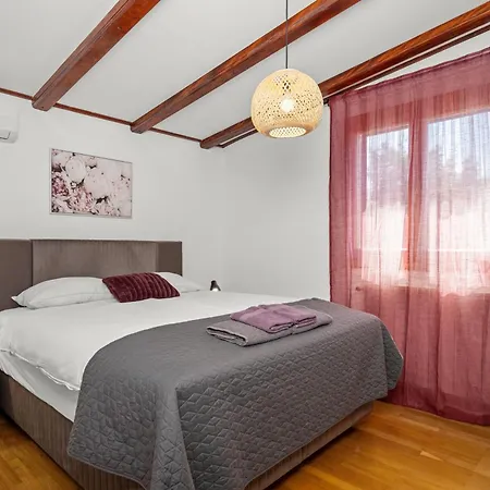 Luxury With A Swimming Pool Trget, Rasa - 23420 וילה