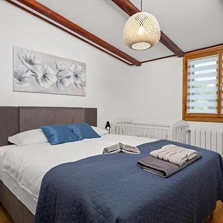 Luxury With A Swimming Pool Trget, Rasa - 23420 וילה Trget