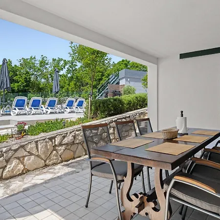 Luxury With A Swimming Pool Trget, Rasa - 23420 * Trget