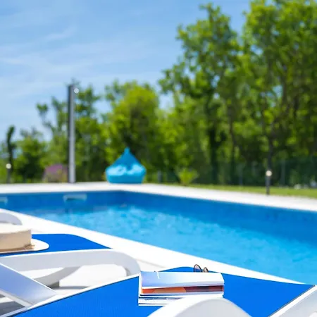 וילה Luxury With A Swimming Pool Trget, Rasa - 23420