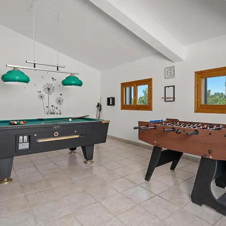 Luxury With A Swimming Pool Trget, Rasa - 23420 Trget